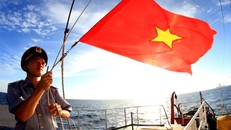 Thượng cờ trên biển Hoàng Sa (tỉnh Khánh Hòa).