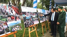 Các đại biểu tham quan triển lãm ảnh "Tự hào một dải biên cương" năm 2023. 