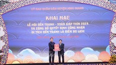 Chủ tịch UBND tỉnh Hải Dương Triệu Thế Hùng trao Quyết định công nhận di tích kiến trúc nghệ thuật quốc gia đền Tranh là điểm du lịch. 