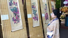 Khách tham quan triển lãm “Tranh truyện Hàng Trống”. 