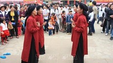 Điệu múa hát Xoan truyền thống do các nghệ nhân tỉnh Phú Thọ trình diễn.