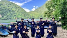 Điệu múa bát của người Tày được người dân ở thôn Cốc Tộc huyện Ba Bể biểu diễn phục vụ khách du lịch. 