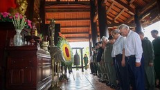 Cựu Thanh niên Xung phong và cán bộ, đội viên Lực lượng Thanh niên Xung phong Thành phố Hồ Chí Minh dành 1 phút mặc niệm đồng đội tại khu tưởng niệm. 
