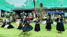 Đồng bào dân tộc Nùng với điệu múa nón.