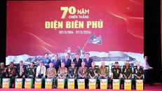 Trao quà cho các đại biểu là Chiến sĩ Điện Biên. 