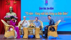 Đại tá Nguyễn Hữu Tài và Đại tá, PGS, TS Nguyễn Mạnh Hà tham gia buổi giao lưu, tọa đàm. 