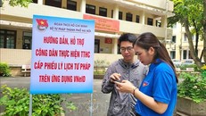 Đoàn viên thanh niên Sở Tư pháp hướng dẫn công dân thực hiện cấp Phiếu Lý lịch tư pháp trên VNeID. 