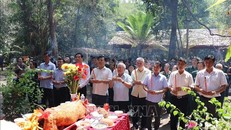 Đông đảo cựu chiến binh và các tầng lớp nhân dân về tham dự lễ giỗ cho các anh hùng liệt sỹ đã hy sinh trong cuộc kháng chiến chống Mỹ tại Chiến khu D (xã Mã Đà, huyện Vĩnh Cửu, tỉnh Đồng Nai).