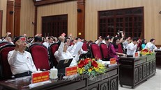 Các đại biểu biểu quyết thông qua Nghị quyết tại kỳ họp. 