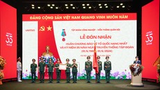 Viettel vinh dự đón nhận Huân chương Bảo vệ Tổ quốc hạng Nhất.