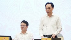 Thứ trưởng Bộ GD&ĐT Hoàng Minh Sơn trao đổi tại buổi họp báo Chính phủ chiều 1/6