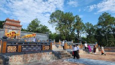 Du khách tham quan lăng mộ Nghi Thiên Chương Hoàng hậu Từ Dũ. 