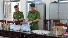 Công an thị xã Thái Hòa kiểm tra tang vật vụ án. 