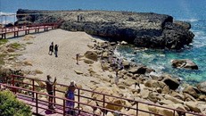 Du khách khám phá bãi đá san hô cổ Hang Rái nằm trong Khu dự trữ sinh quyển thế giới Núi Chúa (huyện Ninh Hải). 