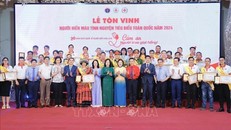 Ban tổ chức tặng Bằng khen và tôn vinh người hiến máu tiêu biểu năm 2024.
