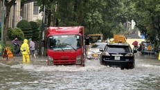 Ngập tại ngã tư Phan Bội Châu - Lý Thường Kiệt, quận Hoàn Kiếm. 