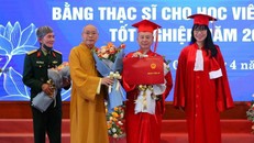 Thượng tọa Thích Chân Quang (thứ 2 từ phải sang) nhận bằng tiến sĩ luật vào tháng 4/2022.