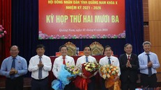 Lãnh đạo tỉnh Quảng Nam tặng hoa chúc mừng ông Trần Nam Hưng (thứ 2 từ trái qua) và ông Phan Thái Bình (bìa phải). 