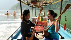 Tiếng đàn tính trên hồ Ba Bể (tỉnh Bắc Kạn).