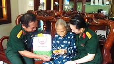 Đại diện Bộ Chỉ huy Quân sự tỉnh Thừa Thiên - Huế thăm, tặng quà Mẹ Việt Nam Anh hùng Trần Thị Vàng ở phường Thuỷ Xuân, thành phố Huế. 