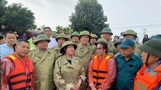 Đồng chí Bùi Thị Minh Hoài, Ủy viên Bộ Chính trị, Bí thư Thành ủy Hà Nội (đứng giữa) trao đổi động viên lực lượng xung kích phòng chống lũ tại huyện Quốc Oai. 