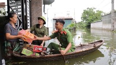 Người dân ở "rốn lũ" huyện Chương Mỹ được hỗ trợ nhu yếu phẩm. 