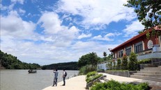 Bến Than được đầu tư hạ tầng mới khang trang, phục vụ đưa đón khách qua sông thăm Điện Hòn Chén nổi tiếng.