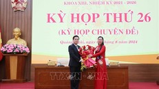 Bí thư Tỉnh ủy Quảng Ngãi Bùi Thị Quỳnh Vân tặng hoa tân Chủ tịch UBND tỉnh Nguyễn Hoàng Giang (trái). 