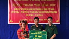 Bàn giao “Nhà đồng đội” cho Trung úy Pờ Lỳ Xá. 