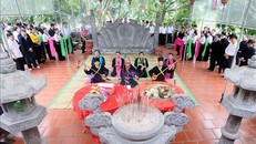 Các nghệ nhân thực hiện Nghi lễ cúng Tết Xíp xí tại Đền Linh Sơn Thủy Từ, huyện Quỳnh Nhai, tỉnh Sơn La. 