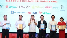 Phó Chủ tịch HĐQT T&T Group Đỗ Vinh Quang (thứ ba từ phải sang) nhận bảng danh vị nhà đồng hành Kim Cương từ Hiệp hội thể thao CAND.