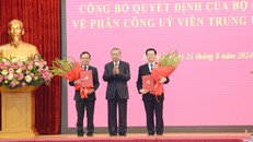 Tổng Bí thư, Chủ tịch nước Tô Lâm trao quyết định của Bộ Chính trị cho hai ông Trần Lưu Quang và Mai Văn Chính.