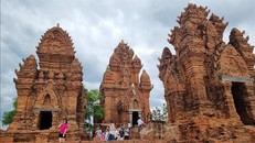 Du khách tham quan Di tích kiến trúc nghệ thuật Quốc gia đặc biệt tháp Po Klong Garai (phường Đô Vinh, thành phố Phan Rang – Tháp Chàm). 