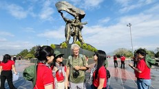 Du khách tham quan tại Tượng đài chiến thắng Điện Biên Phủ.