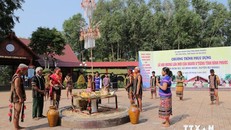 Quang cảnh buổi phục dựng lễ mừng lúa mới của đồng bào dân tộc S’tiêng.