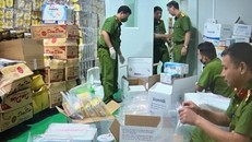 Tổ công tác Cục Cảnh sát phòng chống tội phạm về môi trường kiểm tra, thu giữ các sản phẩm vi phạm an toàn thực phẩm tại kho hàng của Công ty CP sữa Hà Lan ở TP. Chí Linh, tỉnh Hải Dương.