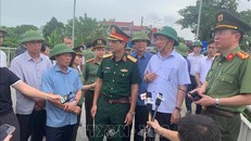 Phó Thủ tướng Hồ Đức Phớc (thứ 2, phải sang) trực tiếp kiểm tra vụ sập cầu Phong Châu trưa 9/9/2024.