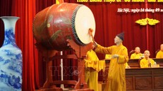 Hòa thượng Thích Thanh Quyết, Phó Chủ tịch Hội đồng Trị sự Giáo hội Phật giáo Việt Nam, Viện trưởng kiêm Chủ tịch Hội đồng Điều hành Học viện gióng trống khai giảng năm học 2024 - 2025.