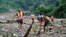 Lực lượng quân đội, công an triển khai tìm kiếm các nạn nhân mất tích do sạt lở đất tại Làng Nủ, xã Phúc Khánh, huyện Bảo Yên (Lào Cai).
