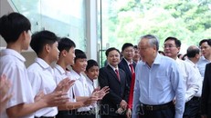 Phó Thủ tướng Thường trực Nguyễn Hòa Bình thăm hỏi học sinh Trường Tiểu học, Trung học cơ sở và Trung học phổ thông Hoàng Việt, thành phố Buôn Ma Thuột.