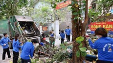 Đoàn viên, thanh niên quận Hoàng Mai cùng công nhân vệ sinh môi trường thu gom cành cây gãy đổ do bão số 3. 