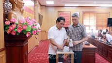 Các đồng chí lãnh đạo sở, ngành ủng hộ đồng bào bị thiệt hại do cơn bão số 3 gây ra. 