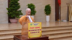 Đức Pháp chủ GHPGVN ủng hộ tại lễ phát động do Ban Trị sự GHPGVN TP.HCM tổ chức.