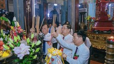 Các đồng chí lãnh đạo tỉnh Nam Định dâng hương tưởng niệm 724 năm Ngày mất Quốc công Tiết chế Hưng Đạo Đại vương Trần Quốc Tuấn tại Khu di tích lịch sử, văn hóa đền Trần - chùa Tháp. 