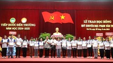 Đại diện Quỹ khuyến học Phạm Văn Trà và đại diện lãnh thành phố Cần Thơ trao học bổng cho học sinh. 