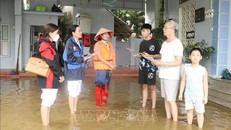 Cán bộ y tế cơ sở tuyên truyền vệ sinh môi trường cho người dân vùng ngập lụt xã Gia Thủy, huyện Nho Quan, tỉnh Ninh Bình.