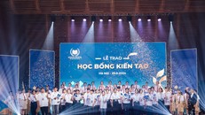 Các em học sinh được trao tặng học bổng Kiến tạo 2024 trong buổi lễ