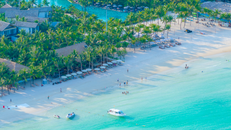 Bãi Kem tại Nam đảo Phú Quốc với bờ cát rộng, thoải và trắng mịn như kem, được ví là thiên đường nhiệt đới.