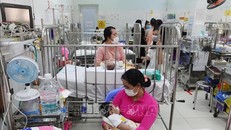 Phòng Cấp cứu của Khoa Hô hấp 1, Bệnh viện Nhi đồng 2 đang điều trị cho nhiều bệnh nhi mắc bệnh hô hấp nặng. 