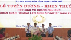 Lãnh đạo UBND tỉnh Thừa Thiên - Huế khen thưởng Quán quân “Đường lên đỉnh Olympia” năm 2024 Võ Quang Phú Đức.